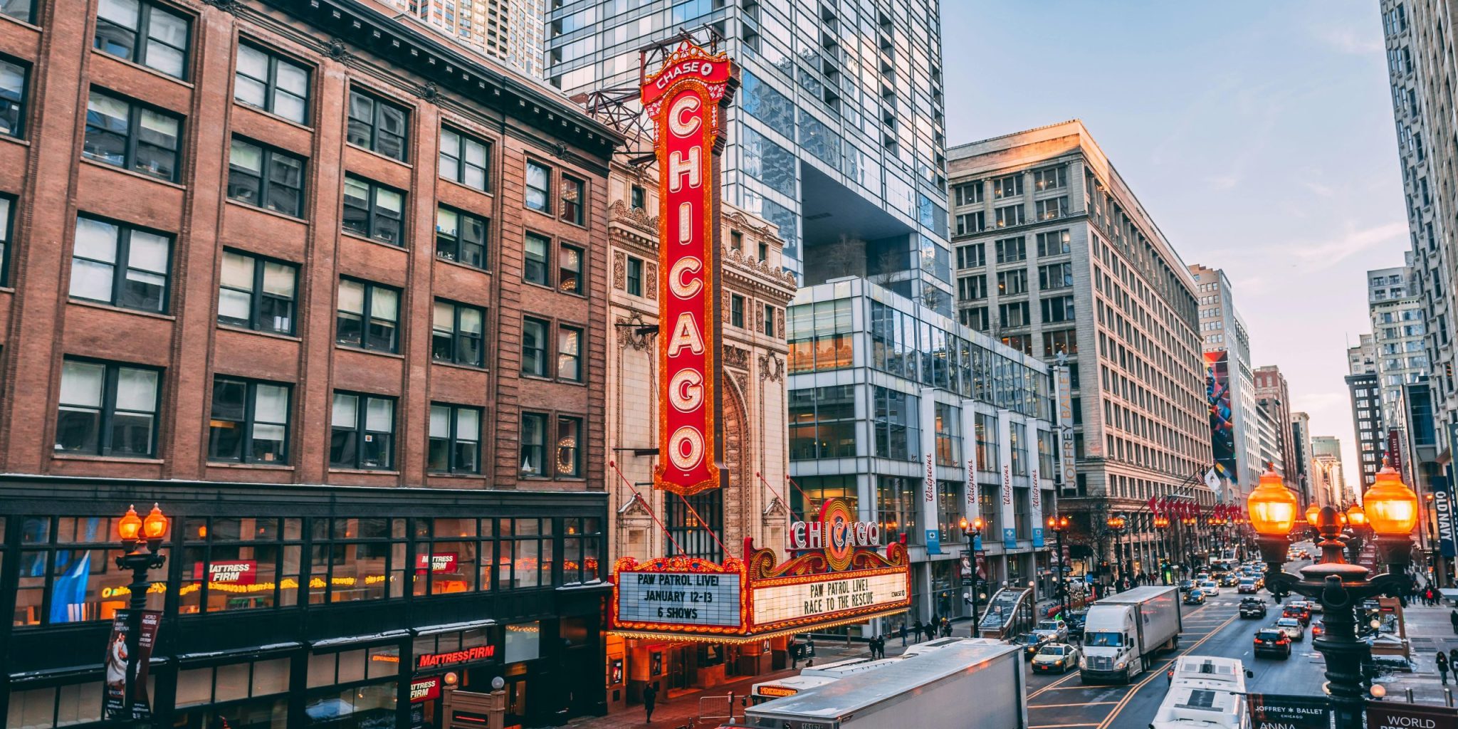 Bustling downtown Chicago street featuring iconic Chicago Theatre on a lively evening.